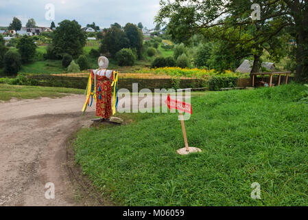 Épouvantail dans un costume national dans le domaine du comte Léon Tolstoï à Iasnaïa Poliana en septembre 2017. Banque D'Images