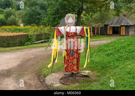 Épouvantail dans un costume national dans le domaine du comte Léon Tolstoï à Iasnaïa Poliana en septembre 2017. Banque D'Images