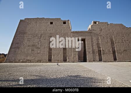 Médinet Habou, Temple de l'Égypte avec l'écriture hiéroglyphique Banque D'Images