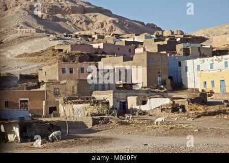 Desert village près de Louxor en Égypte Banque D'Images