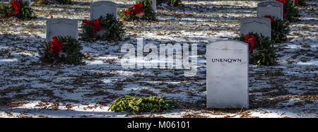 Une couronne de tombé sur la tombe d'un membre inconnu de nous service à un cimetière national. Banque D'Images