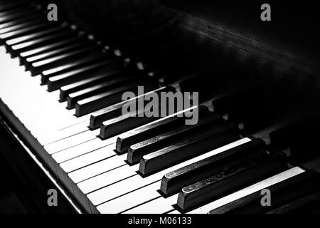 Les touches d'un vieux piano situé dans un film en noir et blanc noir regard. Banque D'Images