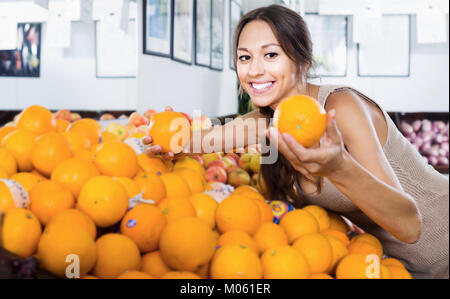 Libre choix du client en magasin de fruits oranges mûres Banque D'Images