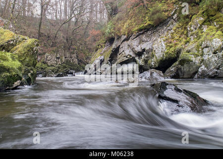 Fairy Glen est une gorge spectaculaire qui conduit à une série de chutes et cascades que rush entre des murs verticaux et à travers d'énormes rochers Banque D'Images