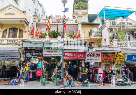 Hanoi, Vietnam - 5 novembre 2017 : différents types de magasins de détail historique bâtiment dans Hanoi, Vietnam. Les gens peuvent avoir de la nourriture vu à côté de la rue. Banque D'Images