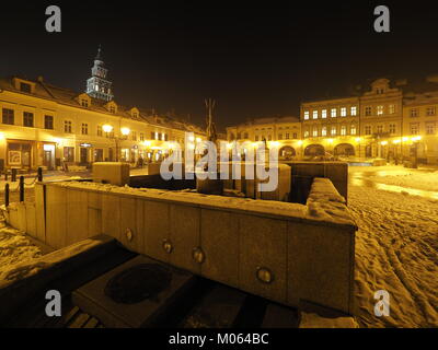 BIELSKO-BIALA, POLOGNE EUROPE sur Décembre 2017 : place principale de centre-ville historique avec de vieux bâtiments, lampadaires et tour de la cathédrale Saint-Nicolas Banque D'Images