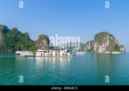 Belle Baie d'Halong vue paysage ,c'est l'UNESCO World Heritage Site. La baie d'Halong est une belle merveille naturelle au nord du Vietnam. Banque D'Images