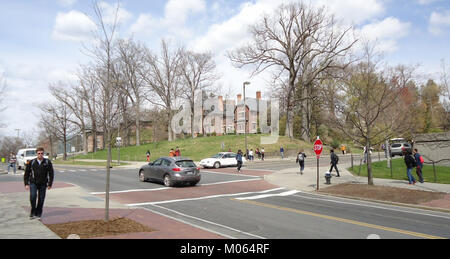 Cette vue du campus de l'Université Cornell met en valeur les étudiants marchant le long de chemins bordés d'arbres, avec des routes reliant divers bâtiments académiques. Le campus est connu pour sa beauté pittoresque, son corps étudiant diversifié et ses programmes académiques prestigieux. Banque D'Images