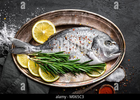 Matières premières fraîches dorado poisson avec les ingrédients pour la cuisson. Vue d'en haut Banque D'Images