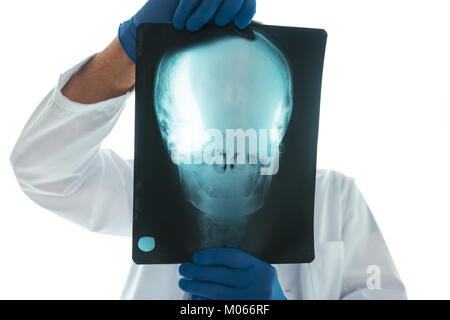 Doctor examining x-ray du crâne du patient dans une clinique médicale. Professionnel de la santé l'analyse d'imagerie de la tête humaine. Banque D'Images