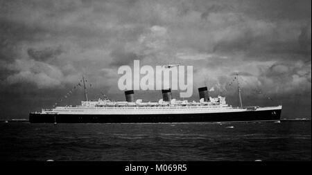 AJAXNETPHOTO. 31 octobre, 1967. SOLENT, en Angleterre. - Dernier voyage - paquebot transatlantique CUNARD QUEEN MARY habillés dans l'ensemble TÊTE DU SOLENT SOUS UN CIEL DE PLOMB SUR SON ULTIME VOYAGE À LONG BEACH EN CALIFORNIE. Commandant en chef de la base navale de Portsmouth d'HÉLICOPTÈRES WESSEX PASSE AU-DESSUS DU NAVIRE. PHOTO:JONATHAN EASTLAND/AJAX REF:D181701 6849 1 Banque D'Images