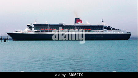 AJAXNETPHOTO. Janvier 11th, 2018. SOUTHAMPTON, Angleterre. - CUNARDER Outward Bound - QUEEN MARY 2 navire de passagers de croisière. Photo : Steve FOULKES/AJAX REF:SF181101 9967 Banque D'Images