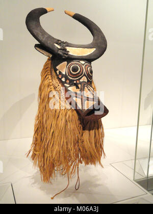 Le masque Bush Buffalo du peuple BWA du Soudan occidental ou du Burkina Faso est un masque cérémoniel en bois et en fibres reflétant les pratiques culturelles du début du milieu du XXe siècle. Banque D'Images