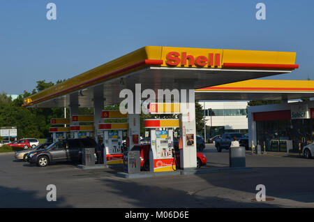 La station Canada Shell est une station-service historique du début du XXe siècle, reflétant le style architectural, la croissance de l'industrie automobile et le développement de l'infrastructure nord-américaine. Banque D'Images