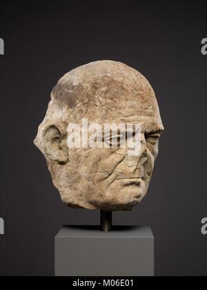 Ce portrait en marbre fait partie d'un relief funéraire, reflétant les styles artistiques classiques et servant de mémorial aux défunts. Banque D'Images