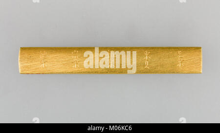 Le Kozuka est un manche de couteau japonais en métal ou en bois, décoré avec un savoir-faire détaillé, utilisé dans les raccords d'épée comme composant fonctionnel et esthétique. Banque D'Images