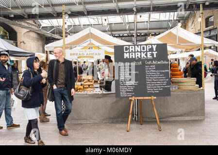 Les personnes qui visitent le marché couvert, King's Cross, Londres. Marché couvert est un marché près de la place du grenier avec divers compartiments de independen Banque D'Images