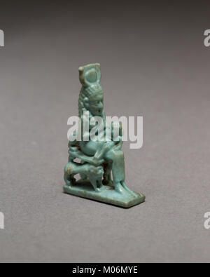 La sculpture en relief représente Isis infirmière Horus sur un trône soutenu par un lion, représentant la mythologie égyptienne antique et fait partie de la collection du Metropolitan Museum of Art. Banque D'Images