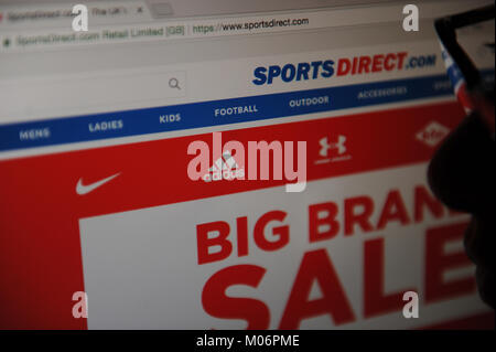 Une femme cherche sur le site web de Sports Direct Banque D'Images