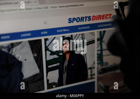 Une femme cherche sur le site web de Sports Direct Banque D'Images