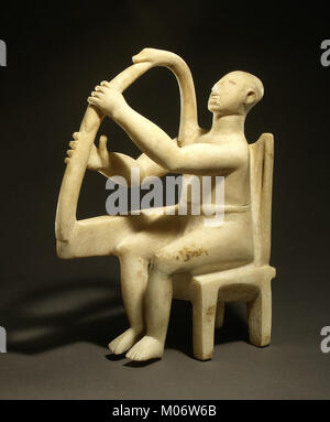 Sculpture en marbre d'un joueur de harpe assis, mettant en valeur l'artisanat artistique, la sculpture détaillée et la représentation classique de la performance musicale dans la sculpture ancienne. Banque D'Images