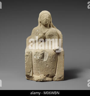 Cette statuette en calcaire représente une votante assise, illustrant les anciennes pratiques religieuses et culturelles. Banque D'Images