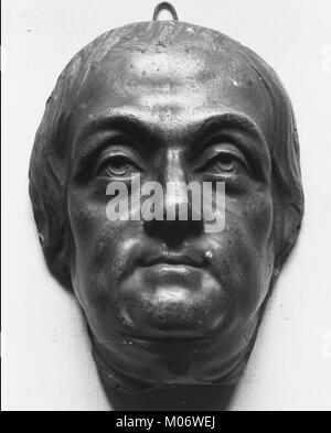 Ce casting de masque représente Benjamin Franklin, montrant des traits faciaux détaillés et des techniques du XVIIIe siècle pour créer des ressemblances avec des personnages historiques importants. Banque D'Images