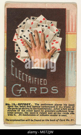 Cet article est une carte électrifiée, numéro 13, de la série 'Tricks with Cards' de W. Duke, sons & Co., historiquement utilisée pour promouvoir le tabac à coupe longue honnête. Banque D'Images