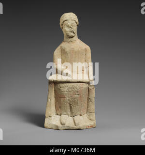 Statuette en pierre calcaire d'un homme imberbe votary assis sur un rouleau d'écriture rencontré DP160659