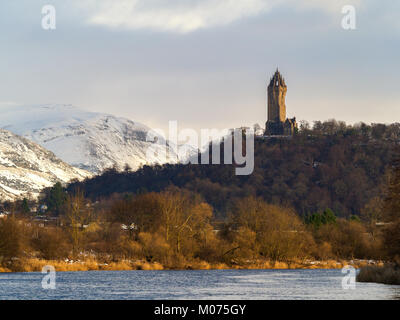 Le Monument William Wallace, vue sur la rivière Forth, Stirling, Ecosse. Banque D'Images