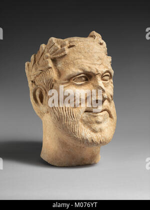 Tête en pierre calcaire de l'homme barbu votary avec guirlande de feuilles réunies DP273904 Banque D'Images