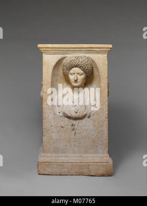 Cet autel funéraire en marbre dédié à Cominia Tyche illustre l'art funéraire romain, les pratiques religieuses et les sculptures complexes avec inscriptions. Banque D'Images