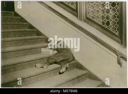 Crieur endormi dans les escaliers avec des papiers, Jersey City, New Jersey a rencontré DT221415 Banque D'Images