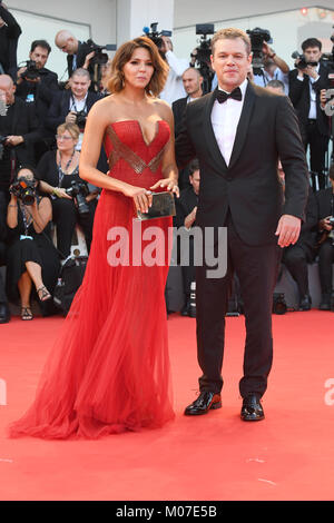 Matt Damon et Luciana Barroso assistera à la cérémonie d'ouverture et de la réduction des effectifs au cours de la Premiere 74e Festival du Film de Venise, Venise, Italie. © Paul Treadway Banque D'Images
