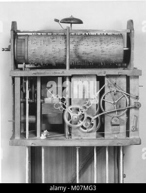 Une horloge musicale avec des composants mécaniques complexes et des éléments produisant du son, mêlant art et fonctionnalité dans sa conception. Banque D'Images
