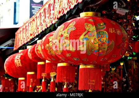 Rangées de caractères gras rouges et or lanternes chinoises célébrant le Nouvel An lunaire chinois à l'extérieur d'une boutique de Chinatown, à Singapour Banque D'Images