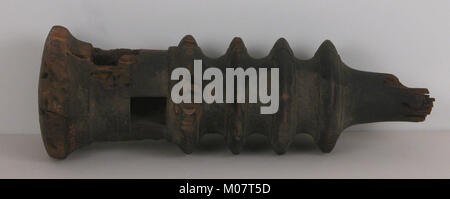 Ce fragment présente des éléments de Mashrabiyya, mettant en valeur des boiseries complexes, la conception en treillis et des détails décoratifs typiques des fenêtres et des écrans architecturaux islamiques. Banque D'Images