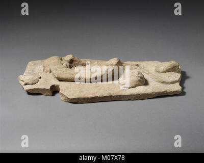 Socle en pierre calcaire avec les vestiges d'un groupe d'Héraclès et l'Hydre RENCONTRÉ DP208980 Banque D'Images