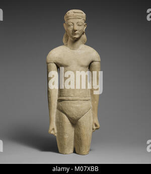 Statuette en pierre calcaire d'un mâle votary chypriote avec short et un diadème rencontré DP209469 Banque D'Images