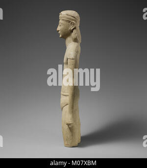 Statuette en pierre calcaire d'un mâle votary chypriote avec short et un diadème rencontré DP209474 Banque D'Images