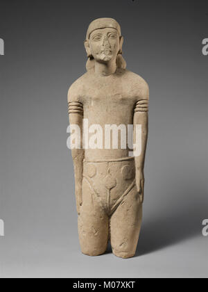 Statuette en pierre calcaire d'un mâle votary chypriote avec short et un diadème rencontré DP211204 Banque D'Images