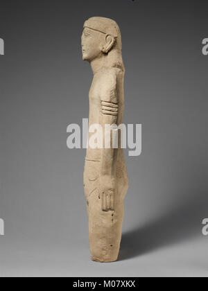 Statuette en pierre calcaire d'un mâle votary chypriote avec short et un diadème rencontré DP211211 Banque D'Images