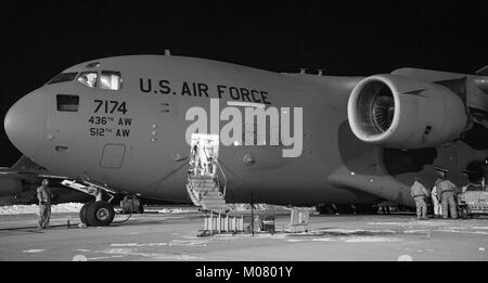 Le personnel de maintenance de la 736e Escadron de maintenance des aéronefs se préparent à lancer un C-17A Globemaster III, 5 janvier 2018, à Dover Air Force Base, Del. les mainteneurs préparé l'avion pour une mission à des températures dans la basse de l'adolescence avec un refroidissement éolien planant environ moins 3 degrés. (U.S. Air Force Banque D'Images