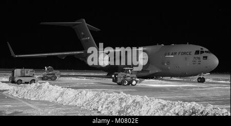 Le personnel de maintenance de la 736e Escadron de maintenance des aéronefs Bobcats utiliser pour dégager la neige autour d'un C-17A Globemaster III, 5 janvier 2018, à Dover Air Force Base, Del. Le 436e Escadron d'appui aux opérations de vol météo enregistré huit pouces de neige sont tombés sur la base de la tempête Grayson. (U.S. Air Force Banque D'Images