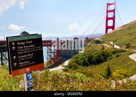 California Coastal Trail inscription close up d'avant-plan avec le Golden Gate Bridge en arrière-plan Banque D'Images