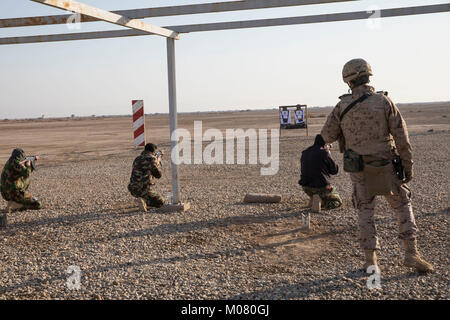 Un soldat espagnol observe les soldats iraquiens au cours AK47 execrise au tir réel au Camp Besmaya, l'Iraq le 7 janvier, 2018. Cette formation fait partie de la Force opérationnelle interarmées combinée globale - Fonctionnement résoudre inhérent à la mission de renforcer les capacités des partenaires qui se concentre sur la formation et de l'amélioration de la capacité des forces des combats en partenariat avec ISIS. Les GFIM-OIR est la Coalition mondiale pour vaincre ISIS en Iraq et en Syrie. (U.S. Army Banque D'Images