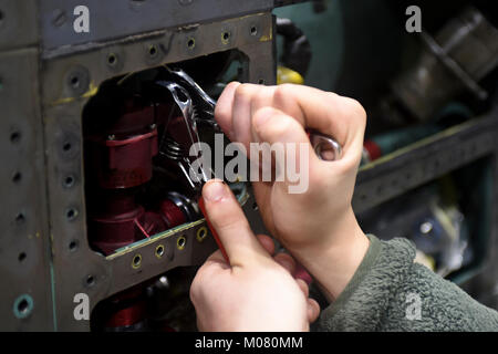 Un 48e Escadron de maintenance des composants d'un membre de la vanne de pression d'un changement dans un avion de la Royal Air Force au pylône de Lakenheath, en Angleterre, le 8 janvier. La section des systèmes de carburant de l'appareil est responsable de l'sur tous les systèmes de carburant RAF Lakenheath F-15s. (U.S. Air Force Banque D'Images