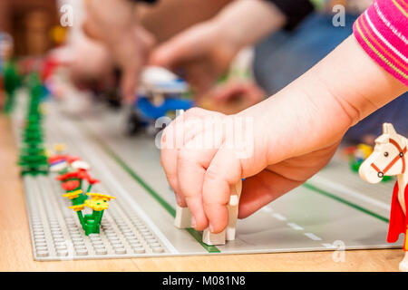 Bambin fille jouant avec des Blocs et briques de jouets Banque D'Images