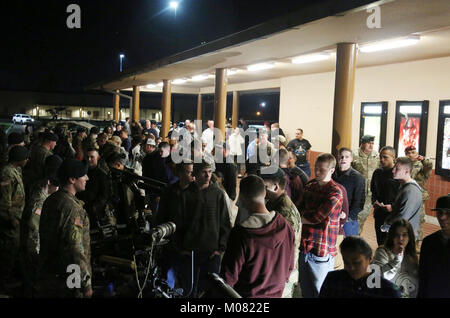 Famille, amis et Servicemembers de Joint Base Lewis-McChord parler avec des bérets verts de 1st Special Forces Group (Airborne) et membre du bataillon d'opérations spéciales Le recrutement, le 13 janvier, lors d'une visualisation du film 12 Strong : l'déclassifié Histoire vraie des soldats à cheval. Ce film est basé sur l'histoire de non classés 5ème groupe des forces spéciales (Airborne) mission en Afghanistan en réponse aux attentats terroristes. Le film se concentre sur l'une des trois équipes engagées dans l'opération et leurs partenaires afghans, l'Alliance du Nord, dans leur mission d'éliminer les terroristes à n Banque D'Images