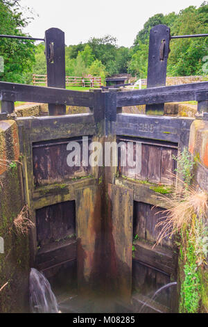 Portes d'Écluse, Huddersfield canal étroit, Uppermill Oldham, Lancashire, Angleterre, Royaume-Uni, UK Banque D'Images